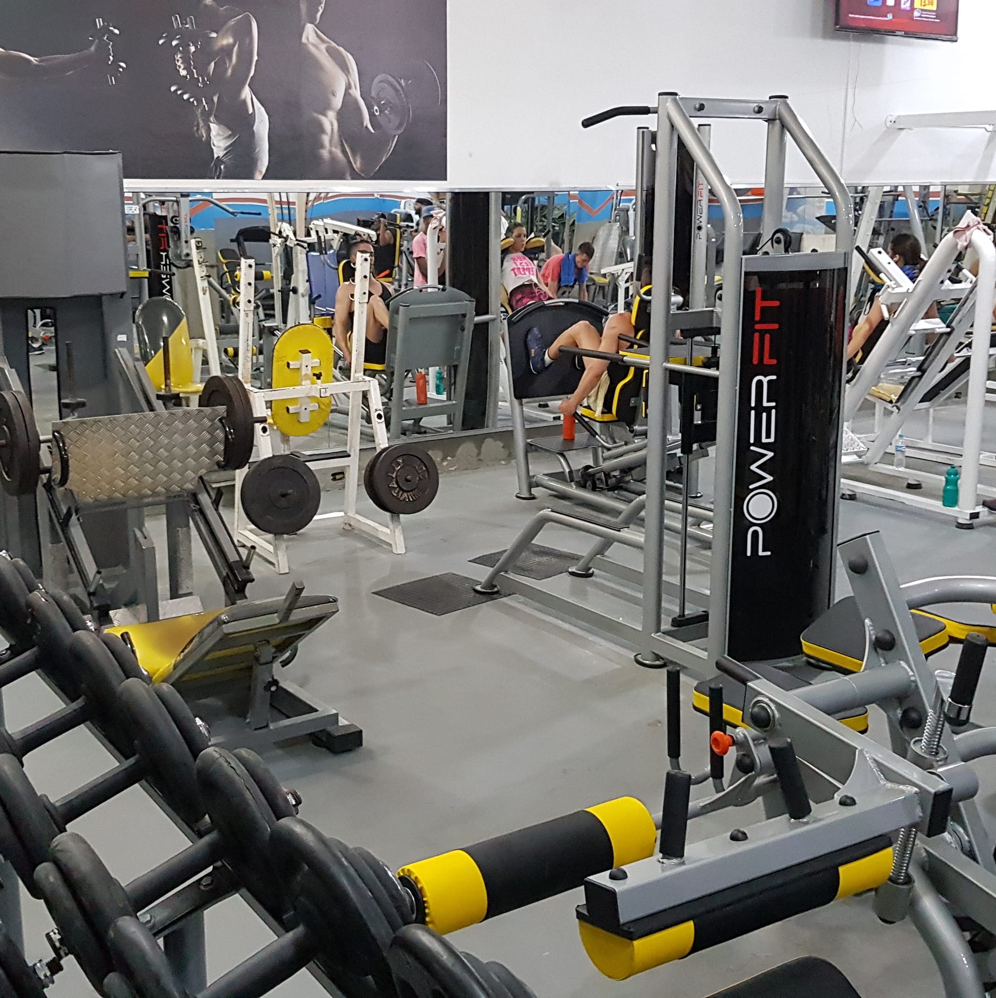 Academia moderna com equipamentos